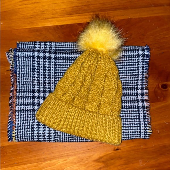 (3 for 🤑$15) Scarf & Hat (hat Target NWOT) - Picture 4 of 4